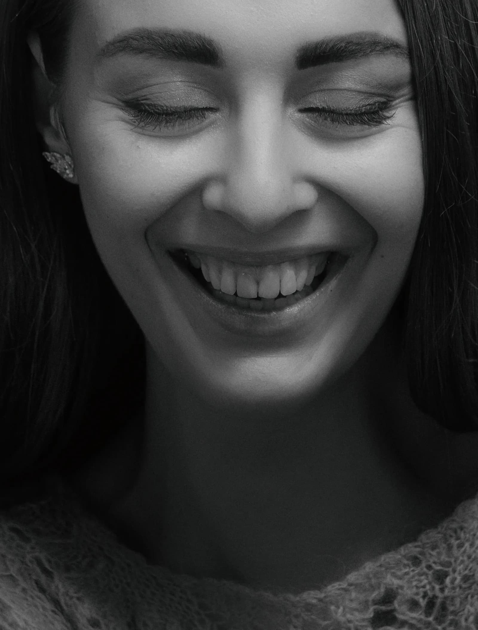 A spontaneous smile in an editorial portrait